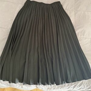 Black pleated skirt